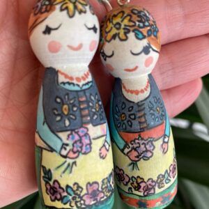 Ciotka Karolina - drewniany breloczek ręcznie malowany