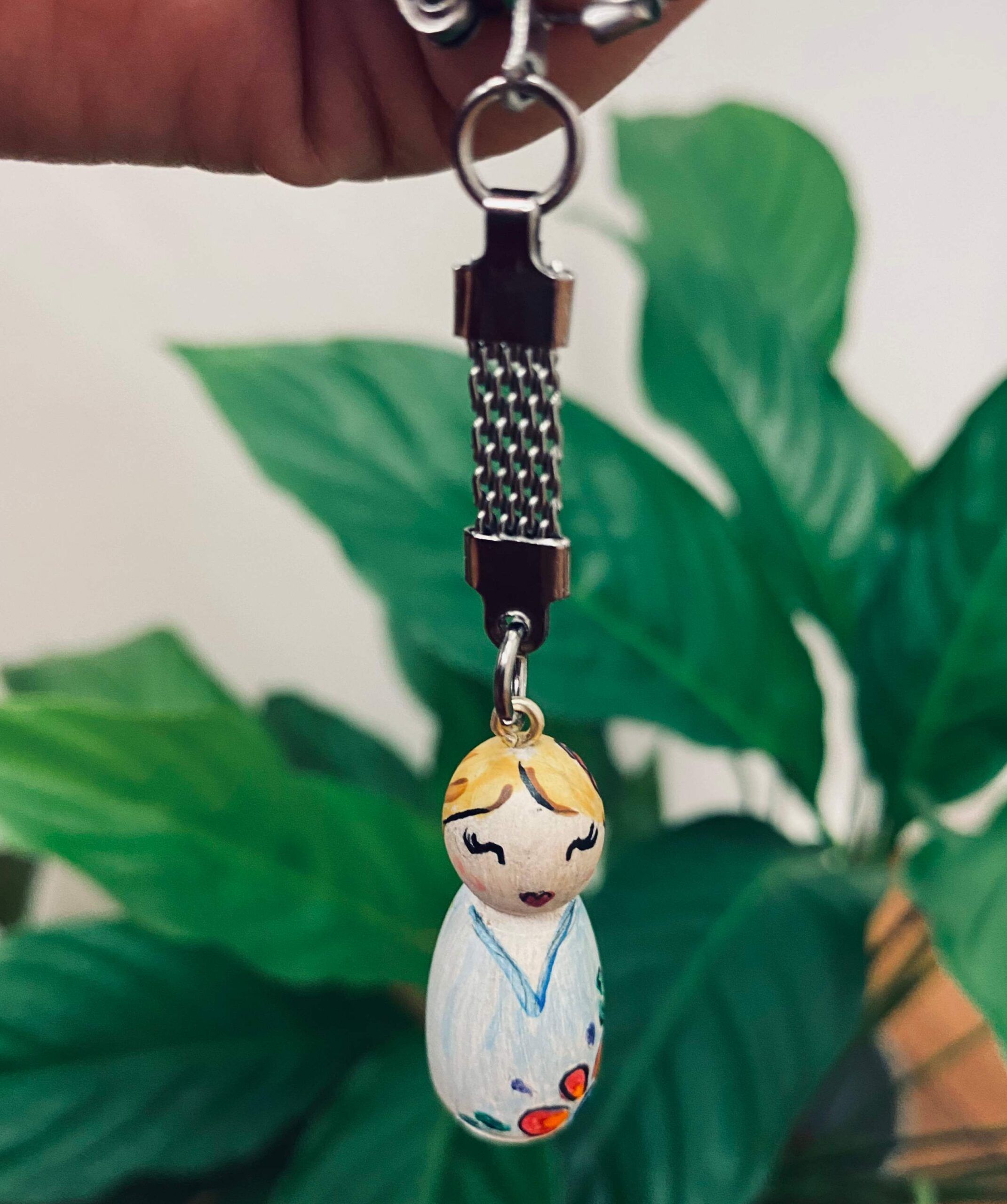 Karolcia - drewniany breloczek ręcznie malowany - obrazek 2