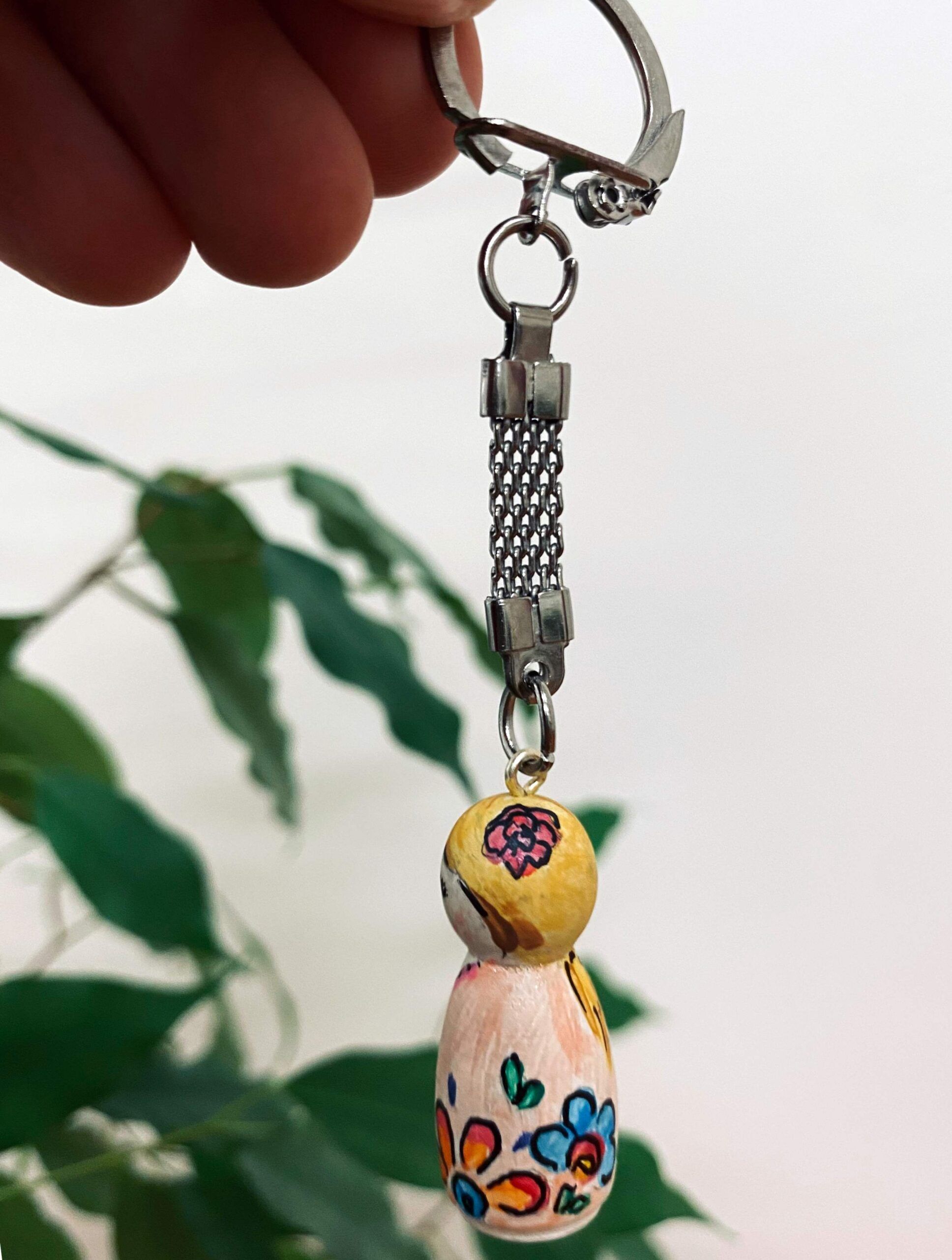 Karolcia - drewniany breloczek ręcznie malowany - obrazek 3