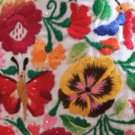 kwiatowe wzory kolorowego haftu